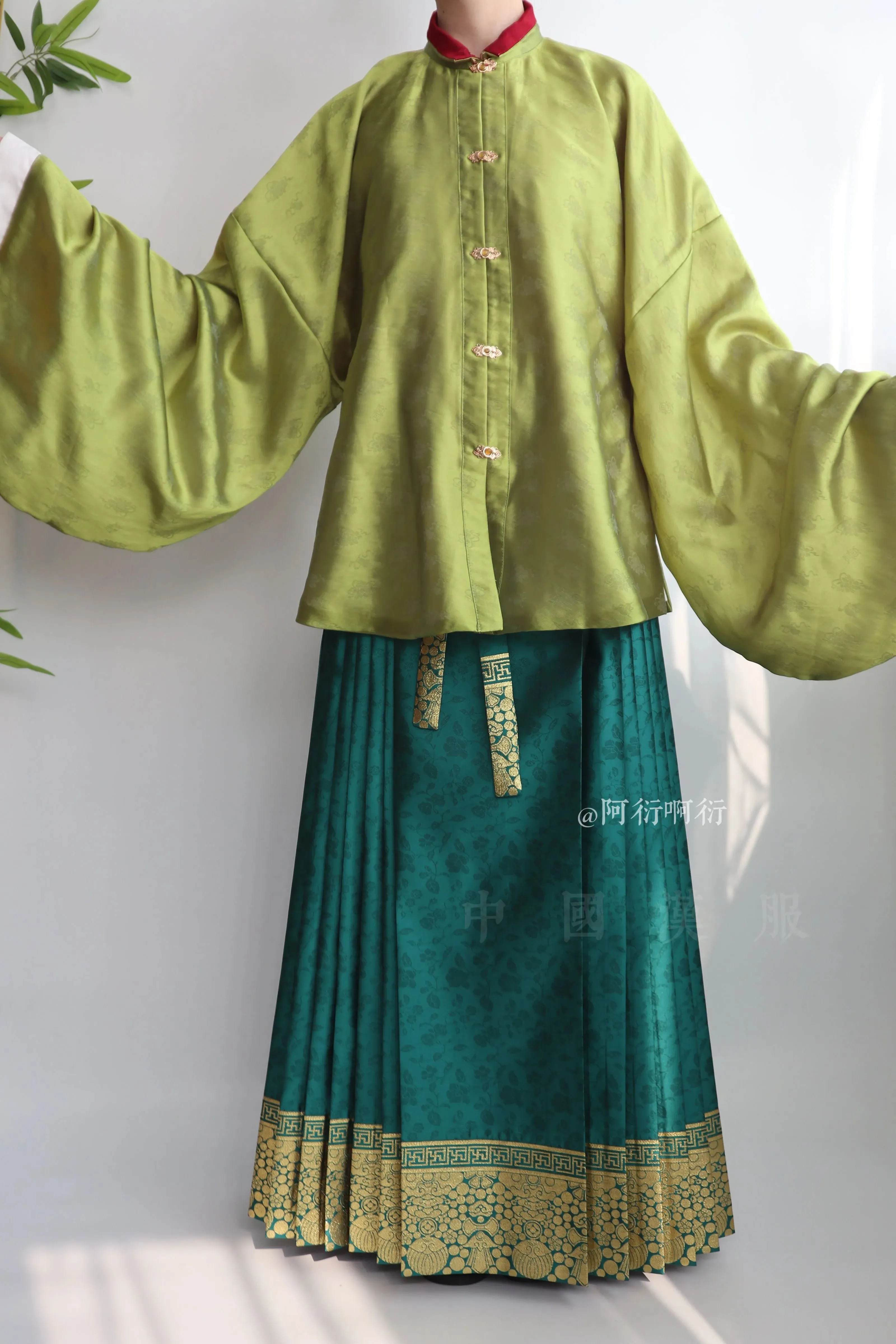 Yi Shu 一束 A Bouquet Ming Dynasty Golden Flowers Mamian Skirt